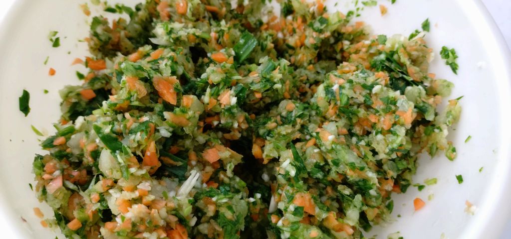 餃子に混ぜる野菜の準備