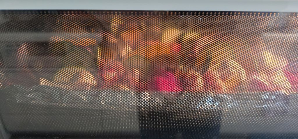 180℃のオーブンでぎゅうぎゅう焼きを焼いています