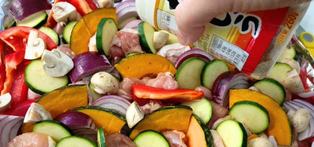 天板に肉と野菜を敷き詰め、オリーブオイルと塩こしょうをかけます