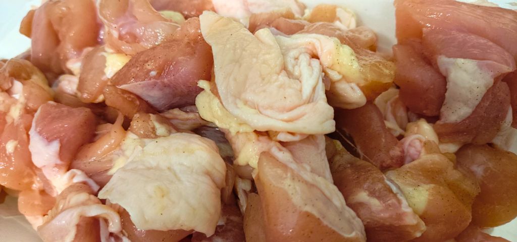 鶏もも肉に塩コショウを揉みこみました