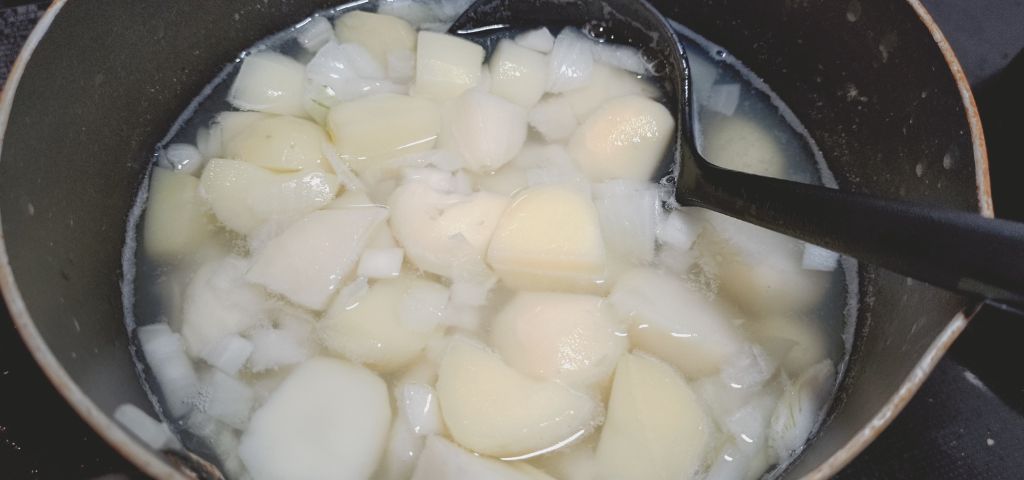 じゃがいもと玉ねぎを茹でています