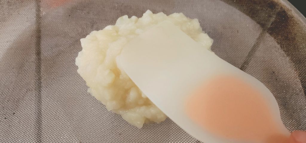 じゃがいもと玉ねぎを裏ごししています