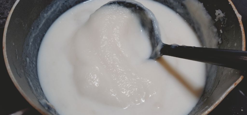 裏ごししたじゃがいもに牛乳を加えました