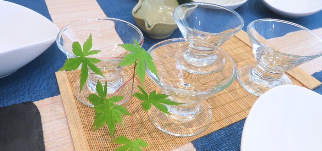 すだれとグラスと青紅葉のテーブルコーディネート