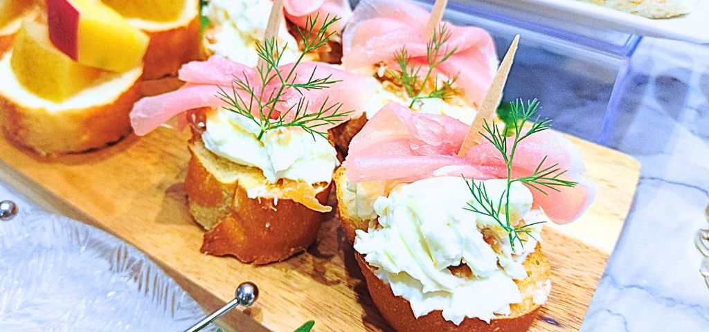 はちみつ梅+クリームチーズに生ハムを乗せたピンチョス
