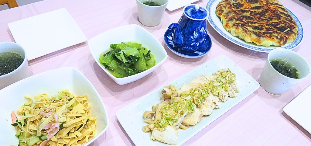 餃子パーティーの餃子と副菜