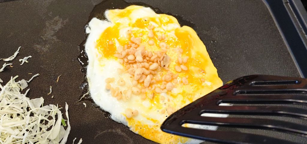 薄焼き卵に天かすをかけました