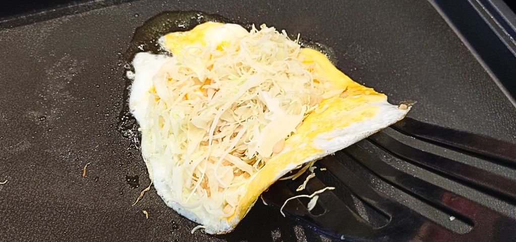 卵焼きでキャベツをくるみます
