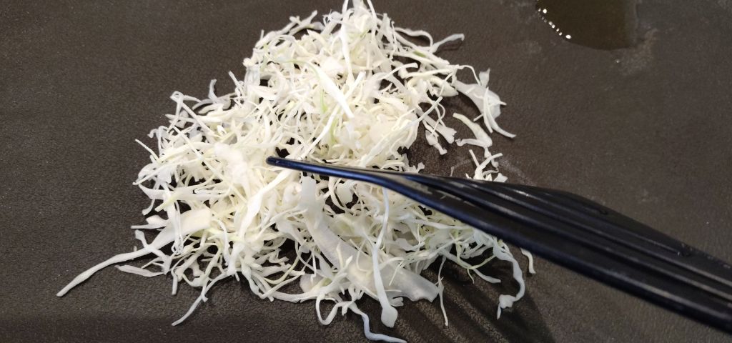 キャベツを塩コショウで炒めています