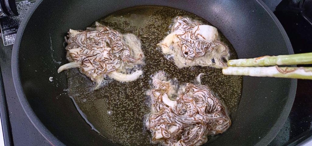 もずくの天ぷらを揚げています