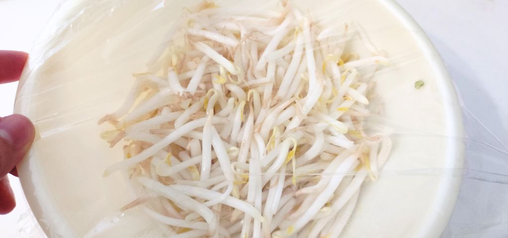 もやしをレンジ加熱しています