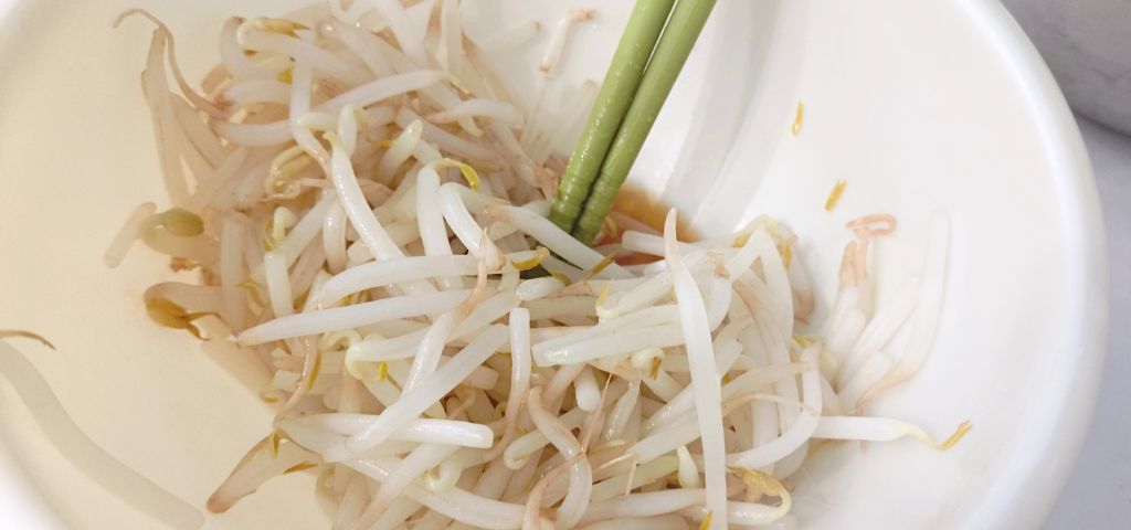 レンジ加熱したもやしにナムルの調味料を和えています