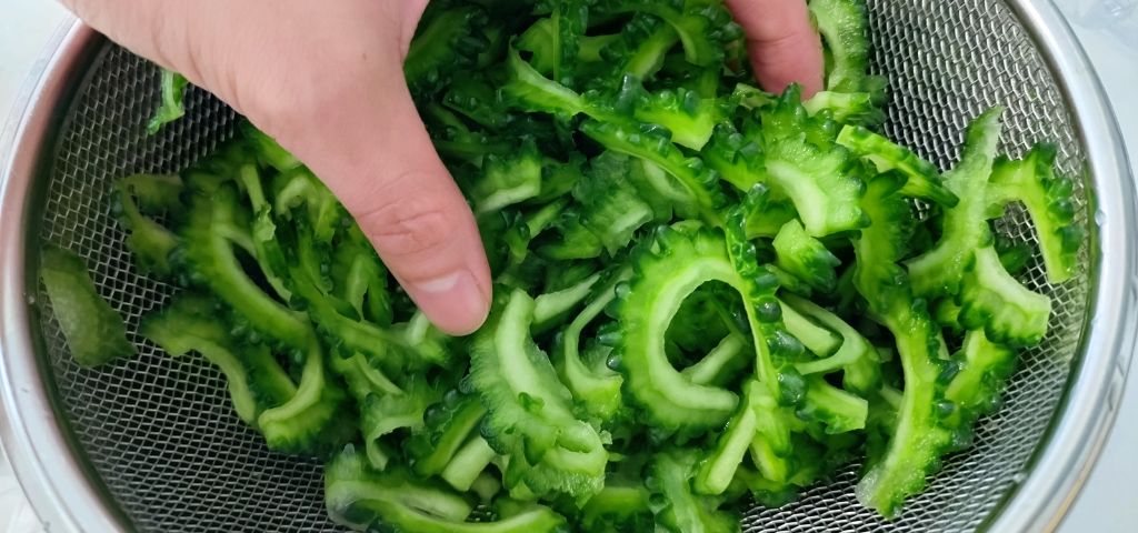 ゴーヤを塩もみしました