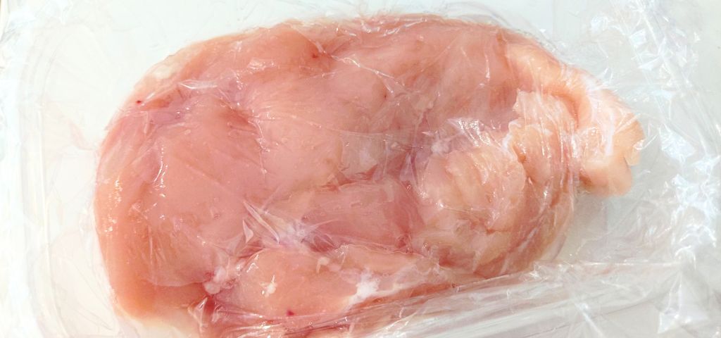 サラダチキンの調味料に鶏むね肉を漬け込んでいます