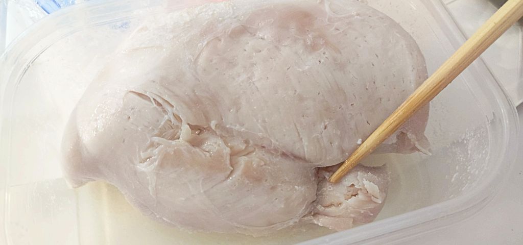 5分加熱した鶏肉の上下を返しています