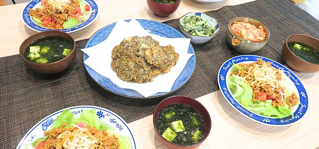 タコライスとにんじんしりしり、ゴーヤのサラダなど沖縄料理の献立