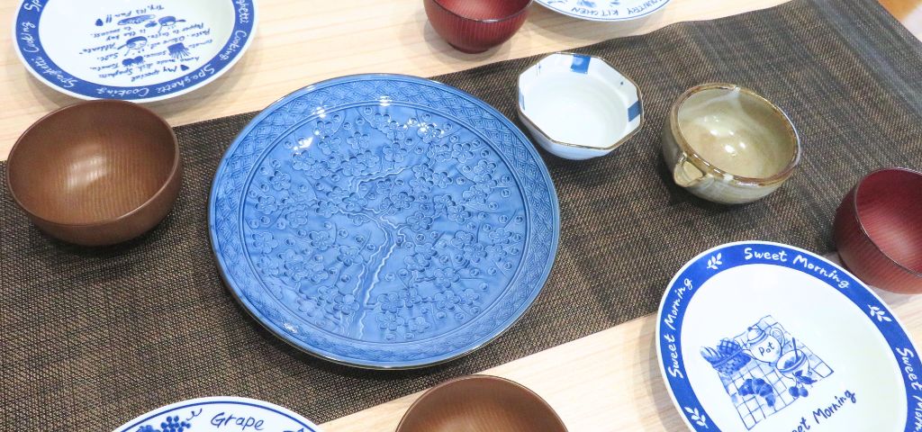 沖縄料理でタコライスの献立を盛り付ける予定の器