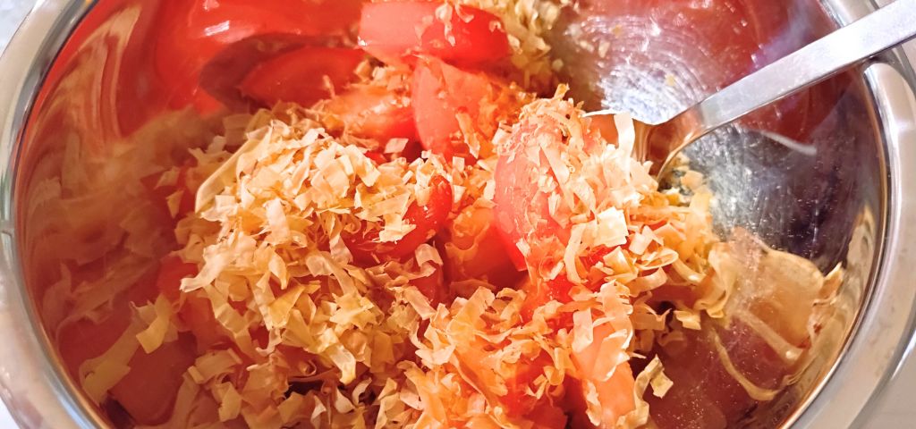 トマトとポン酢、かつお節を和えています