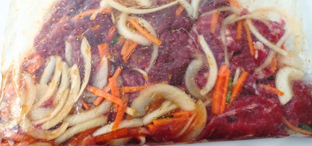 プルコギ用に下味をつけている牛肉とにんじん、玉ねぎ