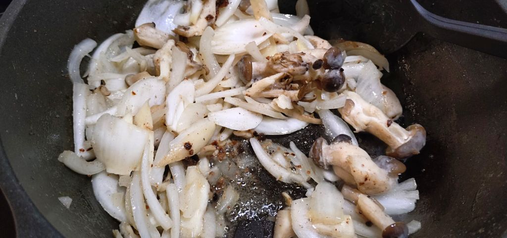 肉汁で玉ねぎときのこを炒めています
