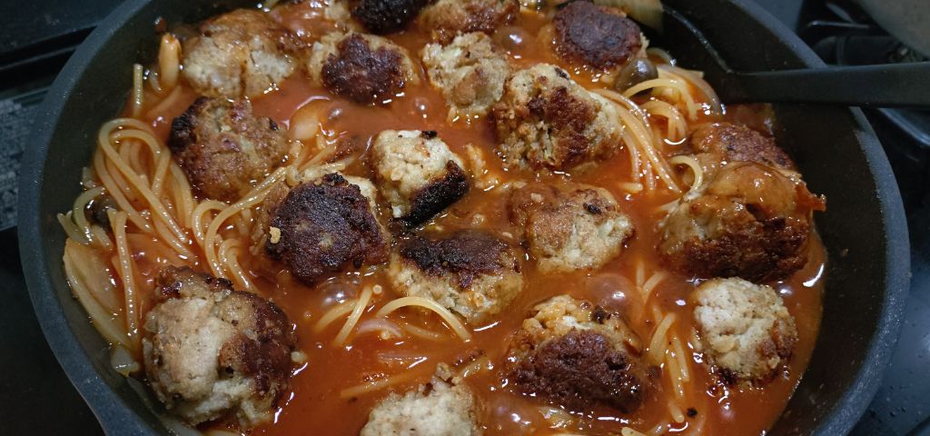 トマトパスタにミートボールを入れて煮込みます