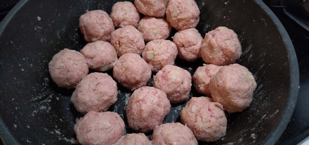 ミートボールをフライパンに並べました