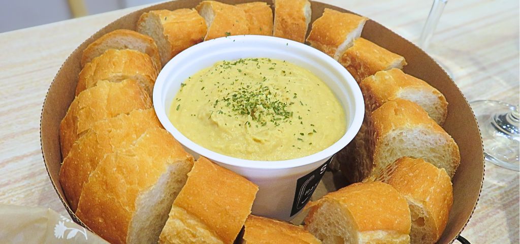 フムスとフランスパン