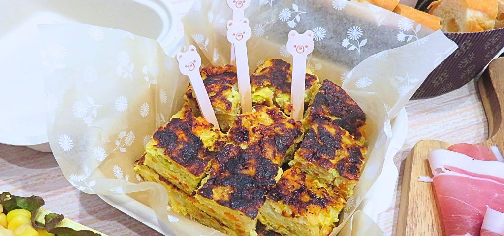 スパニッシュオムレツのピクニック風盛り付け