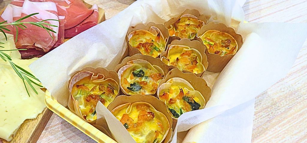 マフィン型はペーパーナプキンに埋めるように盛り付けるとカワイイです