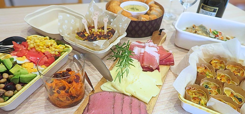 持ち寄りパーティー風に盛り付けた7種の冷めても美味しい料理
