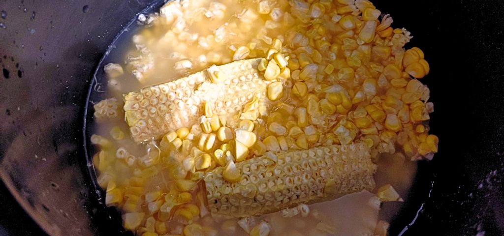 研いだお米にとうもろこしの身と芯を入れました