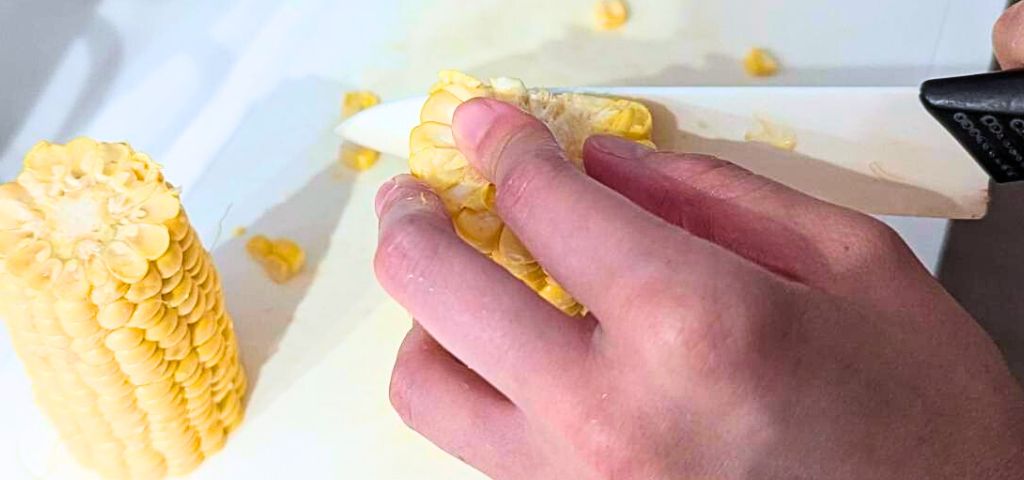 とうもろこしの身をそいでいます