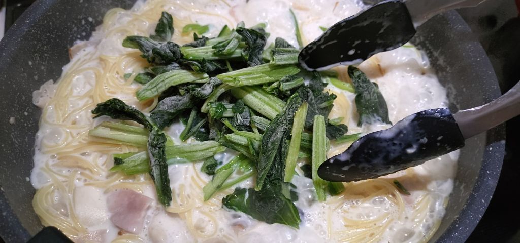 冷凍ほうれん草を仕上げに入れています