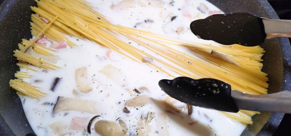 パスタをソースで直接煮ていきます