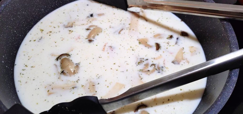 牛乳と水と調味料を入れました