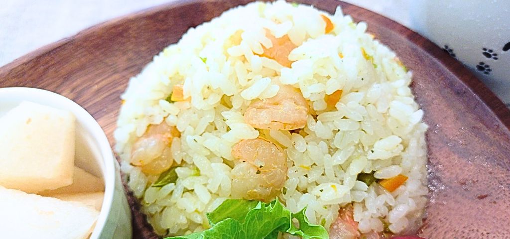 エビピラフのカフェ風盛り付け