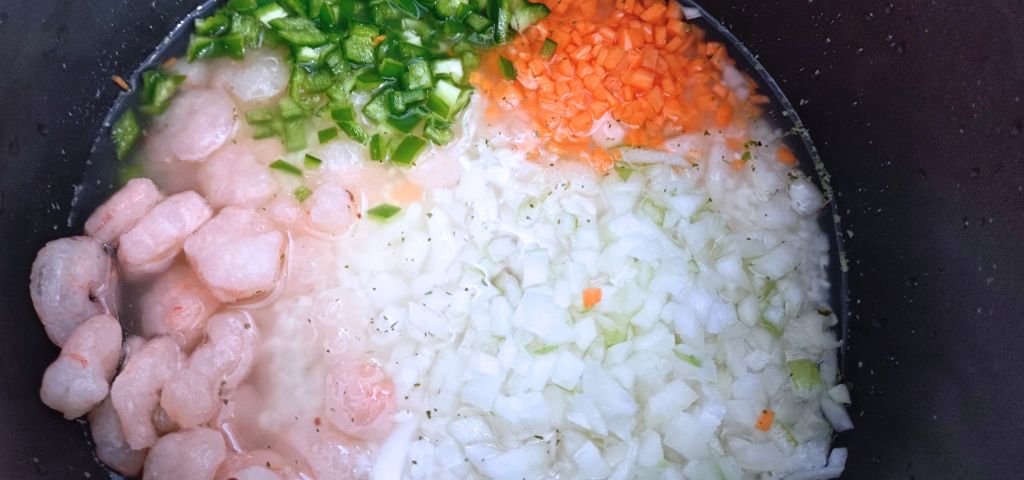 洗った米に水を足し、その上にエビピラフの具材を散らしました