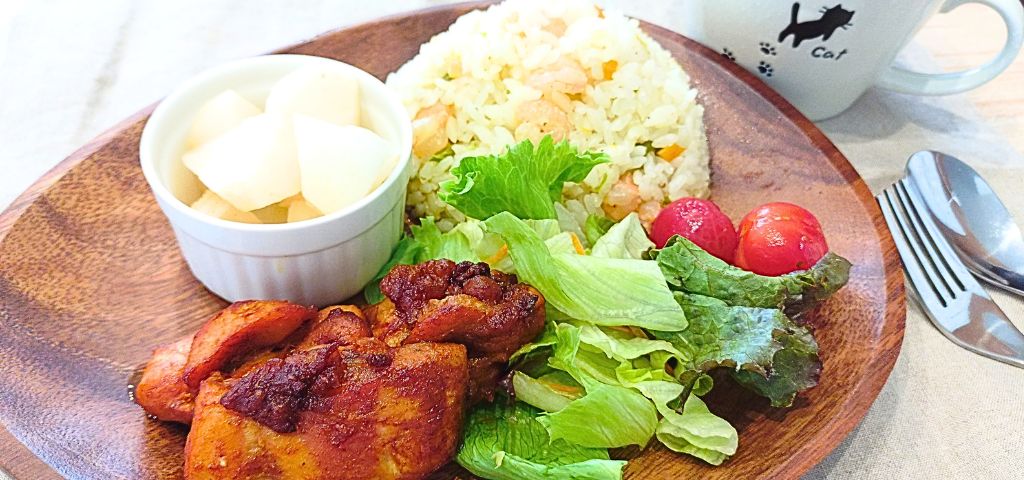 エビピラフ、タンドリーチキン、サラダ、デザートの盛り付け例