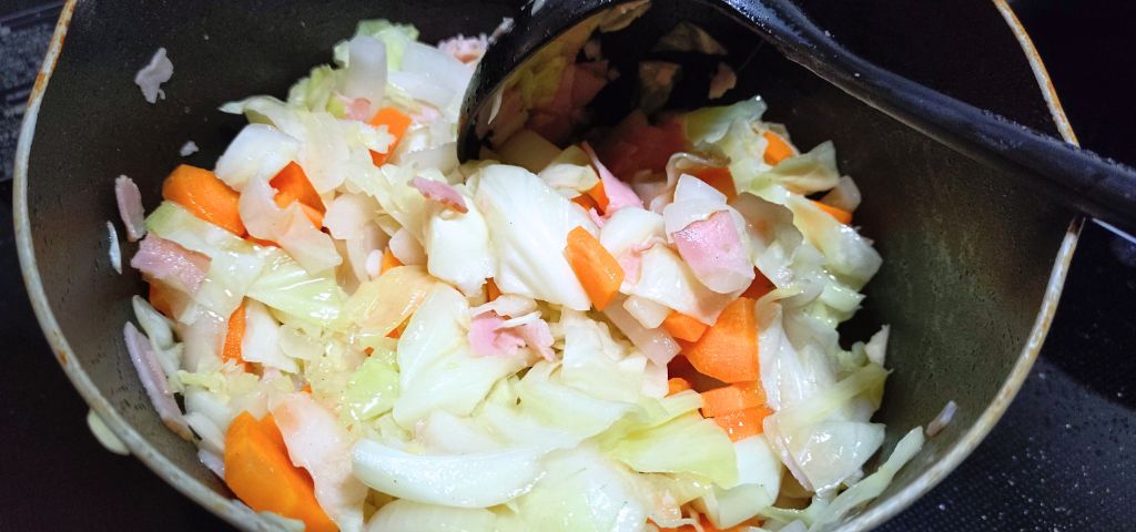 ベーコンと野菜を炒めています