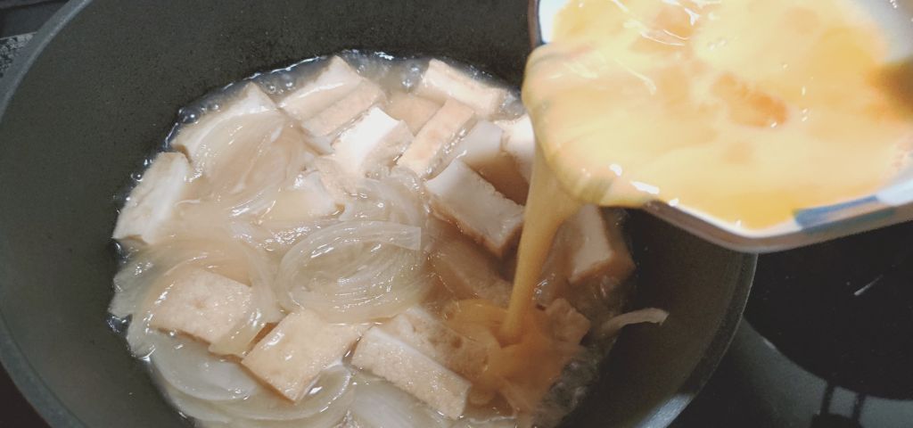 厚揚げと玉ねぎの煮物に溶き卵を入れています