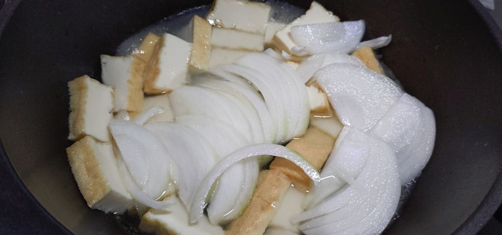 厚揚げと玉ねぎを水から煮ていきます