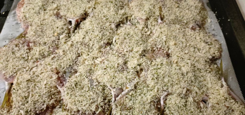 香草パン粉を開いた豆アジにかけます