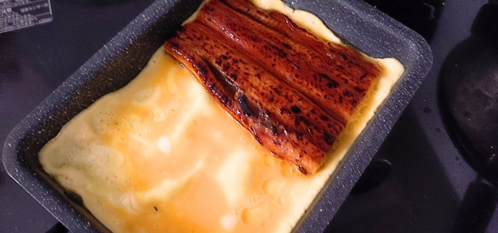 ウナギのかば焼きを卵に巻き込んでいます