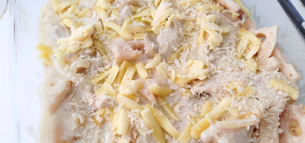 グラタンを耐熱皿に入れてチーズとパン粉をかけました