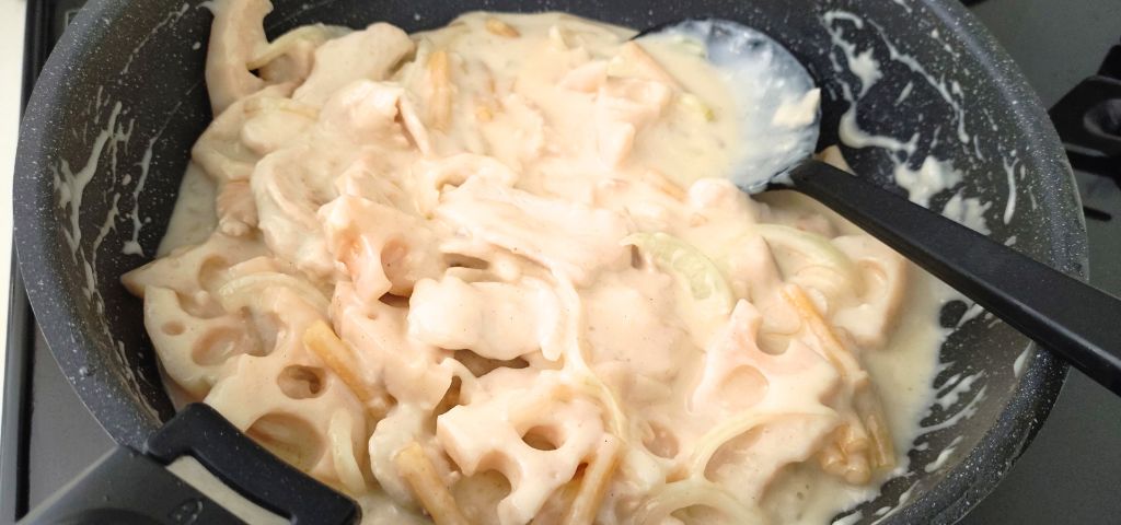 ホワイトソースにチキン、れんこん、マカロニを絡めました
