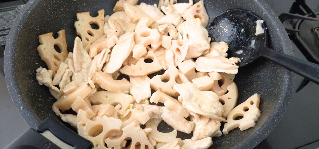 れんこんと鶏むね肉を炒めています