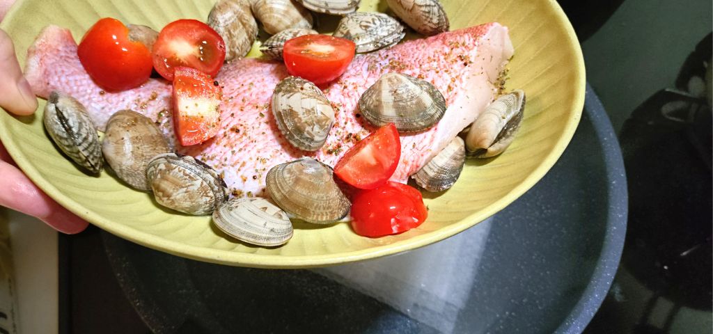 魚とあさり、トマトを器に入れてそのまま蒸します