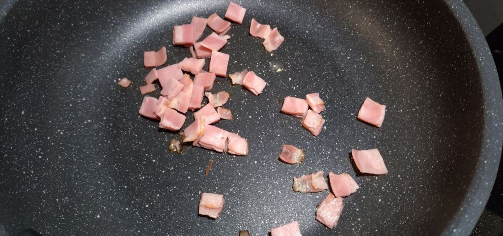 ベーコンをカリカリに焼いています