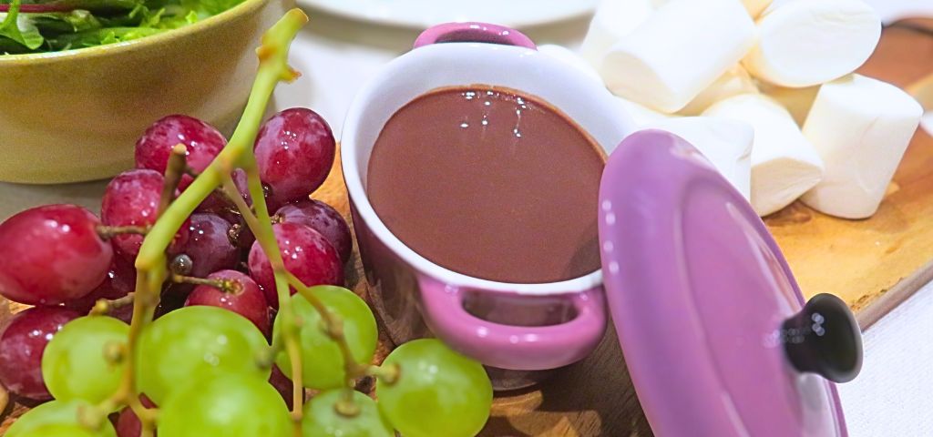 ココットに入れたチョコフォンデュソース