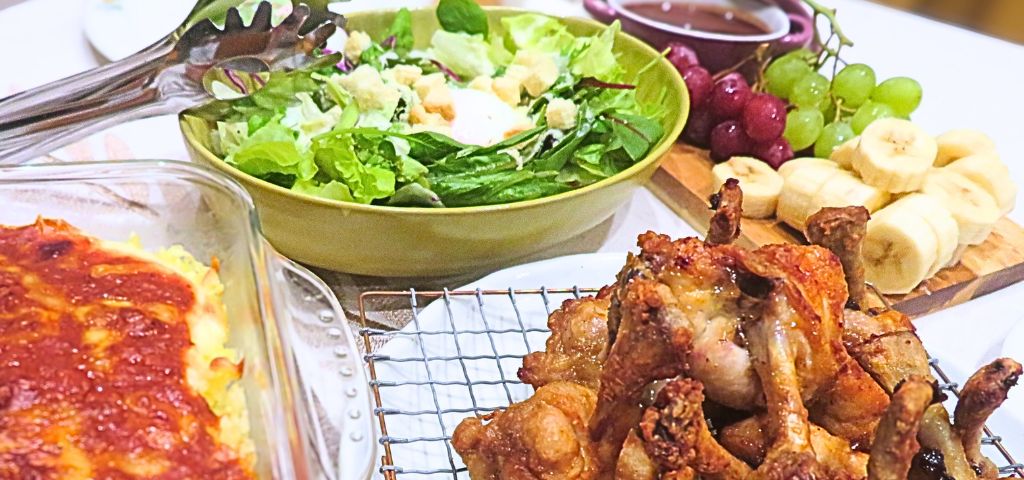 唐揚げやミートドリアなど、子供が喜ぶ大皿料理のパーティー